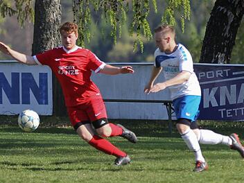 Alexander Müller vom SV Fischbach (weißes Trikot) erwartet am Samstag den FC Baiersdorf zum Topspiel. Nico Pfalzgraf und der ATSV Gehülz wollen bei der SG Roth-Main den zweiten Saisonsieg feiern.  Foto: Lisa Hümmer