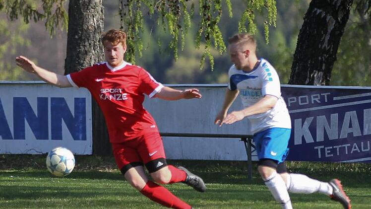 Alexander Müller vom SV Fischbach (weißes Trikot) erwartet am Samstag den FC Baiersdorf zum Topspiel. Nico Pfalzgraf und der ATSV Gehülz wollen bei der SG Roth-Main den zweiten Saisonsieg feiern.  Foto: Lisa Hümmer