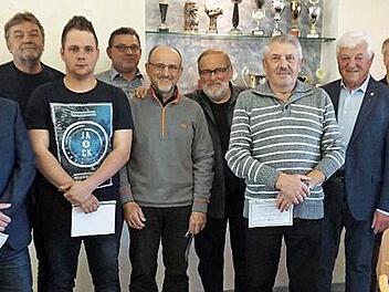 Michael Heinlein, Matthias Bayer, Erwin Balsam, Heinrich Gumbrecht, Karl Windisch und Harald Heinlein (vorne v. l.) wurden von Bürgermeister Horst Rehder, Zweitem Vorsitzenden Horst Biemel, Drittem Vorsitzendem Peter Grünn und Vorsitzenden Jürgen Hartmann (hinten v. l.) geehrt. Foto: Richard Sänger