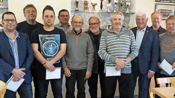 Michael Heinlein, Matthias Bayer, Erwin Balsam, Heinrich Gumbrecht, Karl Windisch und Harald Heinlein (vorne v. l.) wurden von Bürgermeister Horst Rehder, Zweitem Vorsitzenden Horst Biemel, Drittem Vorsitzendem Peter Grünn und Vorsitzenden Jürgen Hartmann (hinten v. l.) geehrt. Foto: Richard Sänger