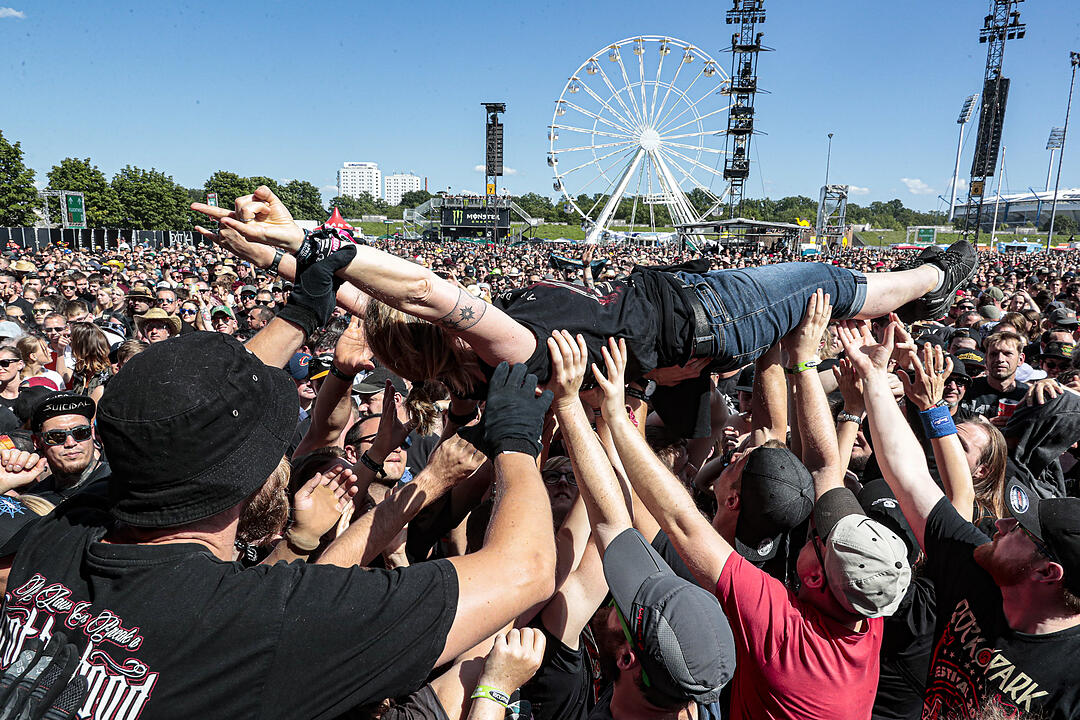 Amon Amarth bei Rock im Park 2019: Ganz viel Metal und Feuer bringt die Fans zum Durchdrehen