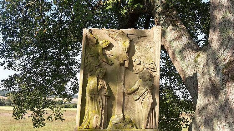 Das spätbarocke Marterle aus dem 18. Jahrhundert in den Kammerwiesen bei Horhausen  wurde offensichtlich mutwillig zerstört. So wurde der Aufsatz abgebrochen.  Ulrike Langer