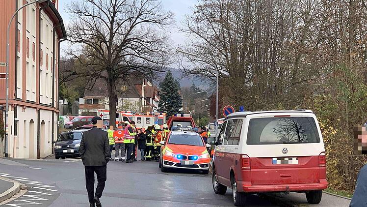Bei einem Brand am Sonntagnachmittag kam in Hersbruck eine Frau ums Leben. Die Brandursache ist vorerst unklar. Foto: NEWS5/Friedrich