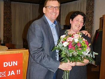 Dietmar Hofmann gratulierte Dunja Pfaffenberger herzlich zur Nominierung als Bürgermeisterkandidatin der SPD.Horst Wunner