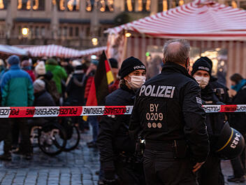 Mehrere hundert Querdenker auf dem Nürnberger Hauptmarkt