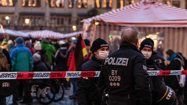 Mehrere hundert Querdenker auf dem Nürnberger Hauptmarkt