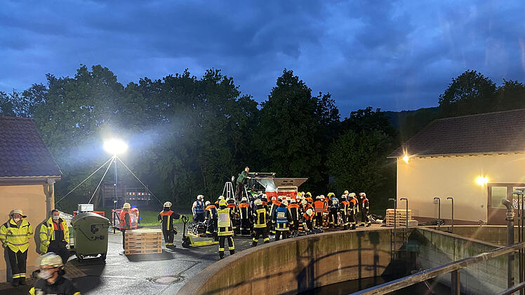 Komplettes Möbelhaus in Bindlach nach heftigem Regen von Wasser umzingelt