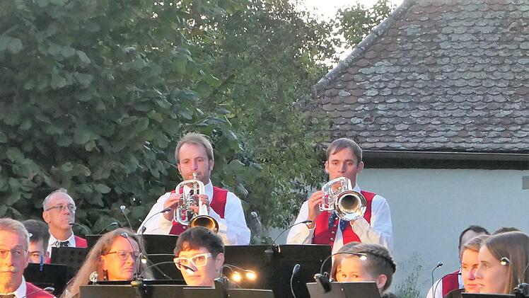 Die beiden Brüder Dees als Solisten an der  Trompete: Sebastian (links) und Matthias (rechts).