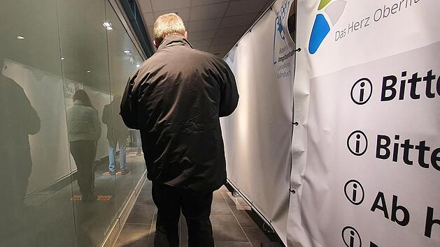 Anstehen für den Pieks im Kulmbacher Impfzentrum - die Corona-Impfung schützt nicht nur vor schweren Verläufen, sondern senkt wohl auch das Risiko für eine Ansteckung, wie die Daten des Landratsamtes zeigen. Foto: Christine Fischer