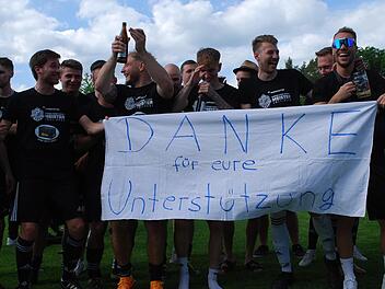 Mit einem Plakat bedankten sich die Spieler bei den Fans. Foto: Thomas Sturm
