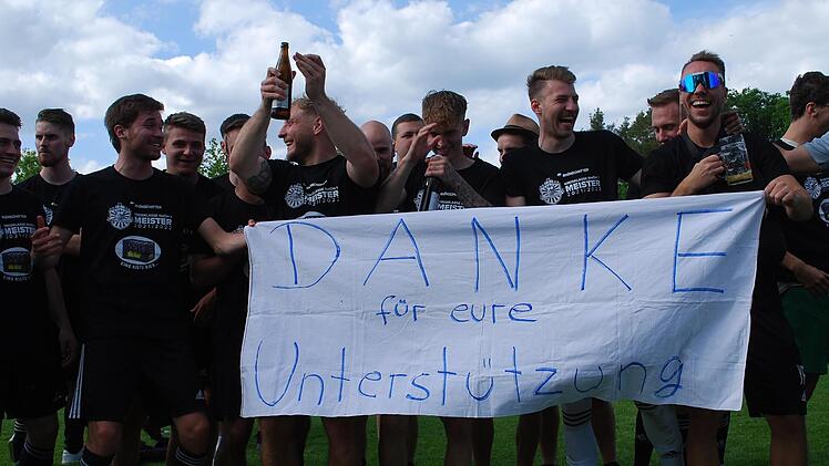 Mit einem Plakat bedankten sich die Spieler bei den Fans. Foto: Thomas Sturm