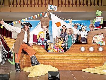 Annette Lips, AOK-Teamleiterin Markt und Gesundheit, und Christine Platt, AOK-Ernährungsexpertin, freuen sich zusammen mit dem Cast über eine gelungene Vorstellung.