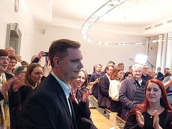 Bamberger OB-Wahl: Jonas Gl&uuml;senkamp mit Jubel begl&uuml;ckw&uuml;nscht