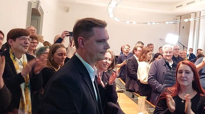 Bamberger OB-Wahl: Jonas Gl&uuml;senkamp mit Jubel begl&uuml;ckw&uuml;nscht