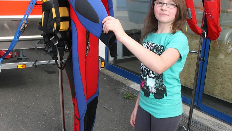 Franziska Münch geht auf Tuchfühlung mit einem Taucheranzug. Die 12-jährige findet die Arbeit der Wasserwacht interessant.