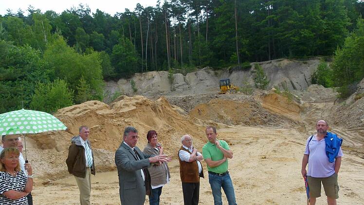 Die Suche nach einem Kompromiss zwischen Sicherheit und Naturschutz geht auch nach einer Ortsbesichtigung durch den Rödentaler Bau- und Umweltsenat weiter. Derzeit läuft das bergrechtliche Verfahren zur Verfüllung der Sandgrube bei Spittelstein.