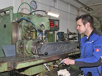Derzeit reicht die Arbeit für einen halben Tag, aber Benjamin Schott ist nicht böse darüber: Denn er ist noch in der Aufbauphase und möchte jetzt erst einmal eine weitere CNC-Maschine anschaffen. Fotos: Sonja Adam