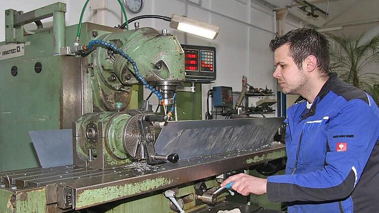 Derzeit reicht die Arbeit für einen halben Tag, aber Benjamin Schott ist nicht böse darüber: Denn er ist noch in der Aufbauphase und möchte jetzt erst einmal eine weitere CNC-Maschine anschaffen. Fotos: Sonja Adam