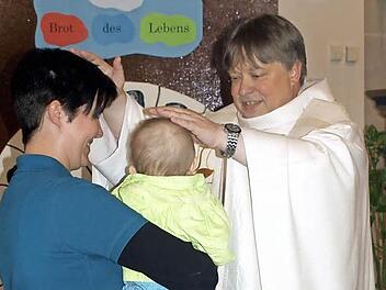 Neupriester Albert Striet erteilt den Einzelprimizsegen.  Foto: Susanne Deuerling