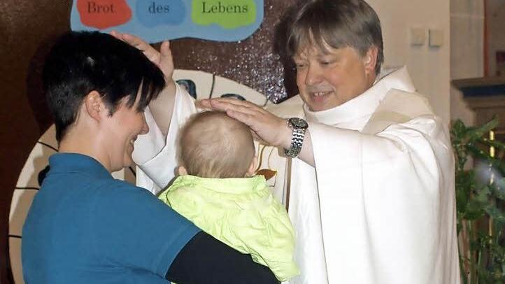 Neupriester Albert Striet erteilt den Einzelprimizsegen.  Foto: Susanne Deuerling