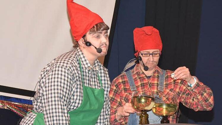 Die beiden Zwerge Eva Wunderlich (links) und Melanie Franz (rechts) wussten viel, was in Ermershausen passiert ist.