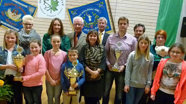 Sie alle freuten sich über die Oskar-Hacker-Preise für Schüler- und Jugendarbeit. Foto: Lothar Weidner