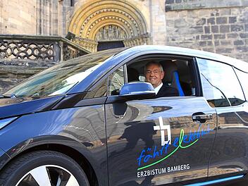 Dem Bistum zufolge ist der Erzbischof meist in diesem E-Auto unterwegs - deshalb sind die Bamberger verärgert über die Bewertung der Deutschen Umwelthilfe. Foto: Pressestelle Erzbistum Bamberg