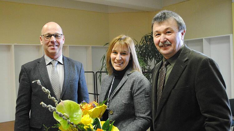 Sehr erfreut zeigten sich die Bürgermeister der Gemeinden Wildflecken und Riedenberg, Gerd Kleinhenz (links) und Roland Römmelt, über die Ernennung von Christiane Helfrich zur neuen Rektorin der Grundschulen Riedenberg und Wildflecken, sowie der Mittelschule Wildflecken. Foto: Evelyn Schneider