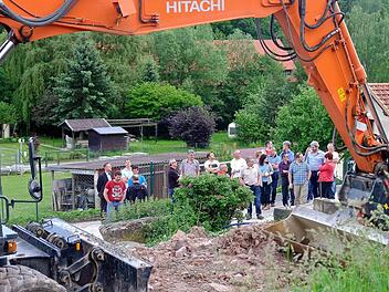 Die Räte interessierten sich über den Bauzustand in der Unteren und Oberen Ecke. Fotos: Gerd Schaar