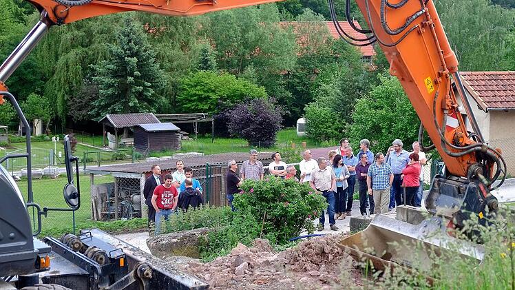 Die Räte interessierten sich über den Bauzustand in der Unteren und Oberen Ecke. Fotos: Gerd Schaar