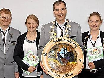 Eingerahmt von seinen beiden weiblichen Rittern präsentiert sich mit Jochen Hein ein strahlender Arnshäuser Schützenkönig. Auf unserem Foto v.li.: Schützenmeister Stefan Brand, 1. Ritter Lilli Brand, Schützenkönig Jochen Hein und Anja Weingärtner. Foto: Peter Rauch