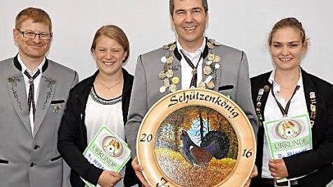 Eingerahmt von seinen beiden weiblichen Rittern präsentiert sich mit Jochen Hein ein strahlender Arnshäuser Schützenkönig. Auf unserem Foto v.li.: Schützenmeister Stefan Brand, 1. Ritter Lilli Brand, Schützenkönig Jochen Hein und Anja Weingärtner. Foto: Peter Rauch