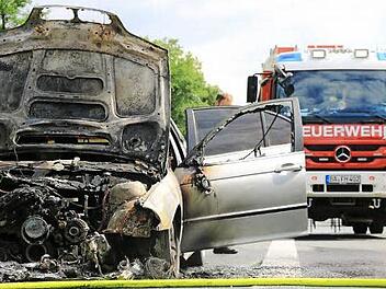 Wegen eines technischen Defekts war gestern Nachmittag ein BMW auf der A 73 in Brand geraten. Der Fahrer blieb unverletzt. Er konnte sein Auto frühzeitig auf dem Standstreifen abstellen.  Foto: Ferdinand Merzbach