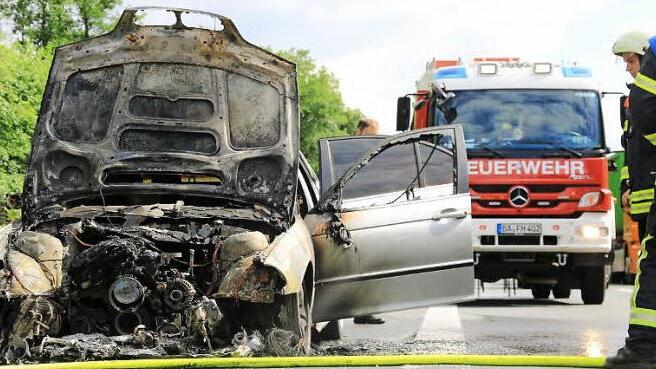 Wegen eines technischen Defekts war gestern Nachmittag ein BMW auf der A 73 in Brand geraten. Der Fahrer blieb unverletzt. Er konnte sein Auto frühzeitig auf dem Standstreifen abstellen.  Foto: Ferdinand Merzbach