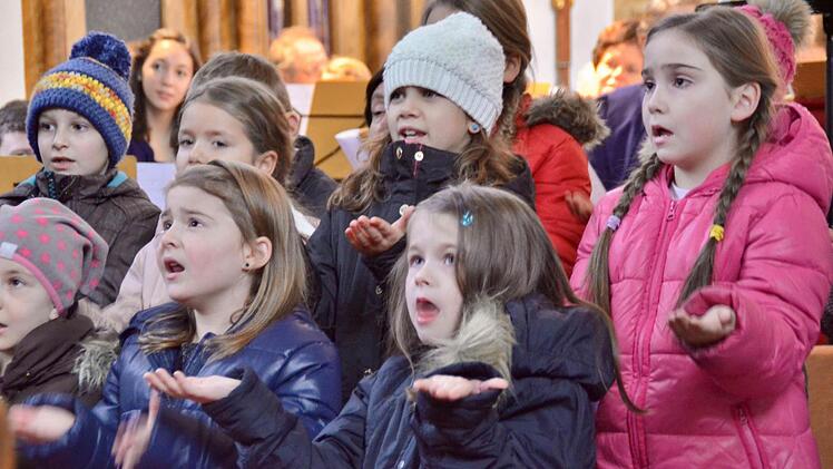Die Jungen und Mädchen vom Kinder-Singkreis sangen zwei Lieder. Foto: Kathrin Kupka-Hahn