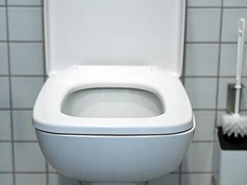 Für den Toilettenbesuch müssen Frauen oft Schlange stehen. Foto: Archiv