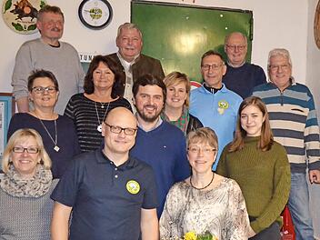 Die neue Vorstandschaft des Wanderclubs mit den beiden neuen Vorsitzenden Kathrin Gratz (vorn rechts) und Erik Friedlein (vorn Mitte) Foto: che