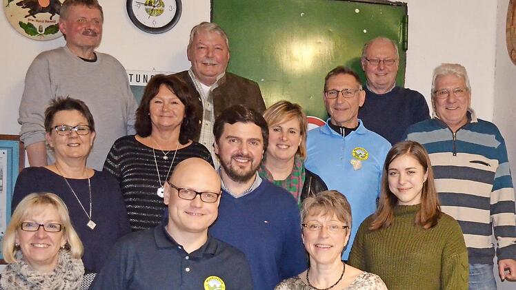 Die neue Vorstandschaft des Wanderclubs mit den beiden neuen Vorsitzenden Kathrin Gratz (vorn rechts) und Erik Friedlein (vorn Mitte) Foto: che