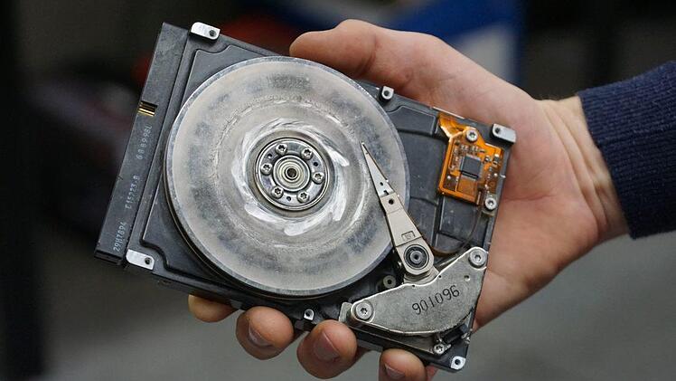 Auf diese Festplatte von 1995 passten bereits rund 100 Gigabytes an Daten.  Foto: Pascale Ferry