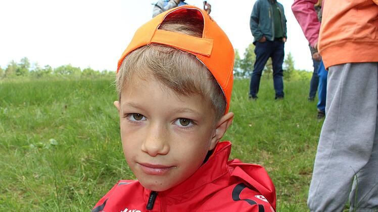 Nikita Frikel (8 Jahre), aus Wildflecken: "Am Waldrand bei uns Zuhause beobachte ich oft Rehe. Zum Beweis für meine Freunde habe ich den Rehen Futter hingelegt und sie gemeinsam mit meinen Freunden durch das Fernglas beobachtet. Das war sehr spannend. Die Schweißarbeit mit den Hunden hat mir heute am besten gefallen."