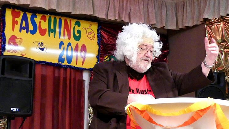 Einstein (Jürgen Peter) berichtete aus seinem Forschungslabor.Dieter Hübner