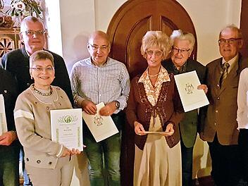 Bei der Ehrung (v. l.): Jürgen Hünnemeyer, Thomas Werner, Maria Schrüfer, Franz Feist, Lore Schilling, Günther Schilling, Eduard Nöth und Kathrin Schürr  Foto: privat