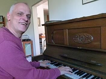Mit Wolfgang Blöcker ist ein musikalischer Pfarrer nach Memmelsdorf-Lichteneiche gekommen.  Foto: Marion Krüger-Hundrup