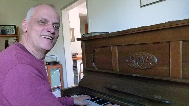 Mit Wolfgang Blöcker ist ein musikalischer Pfarrer nach Memmelsdorf-Lichteneiche gekommen.  Foto: Marion Krüger-Hundrup
