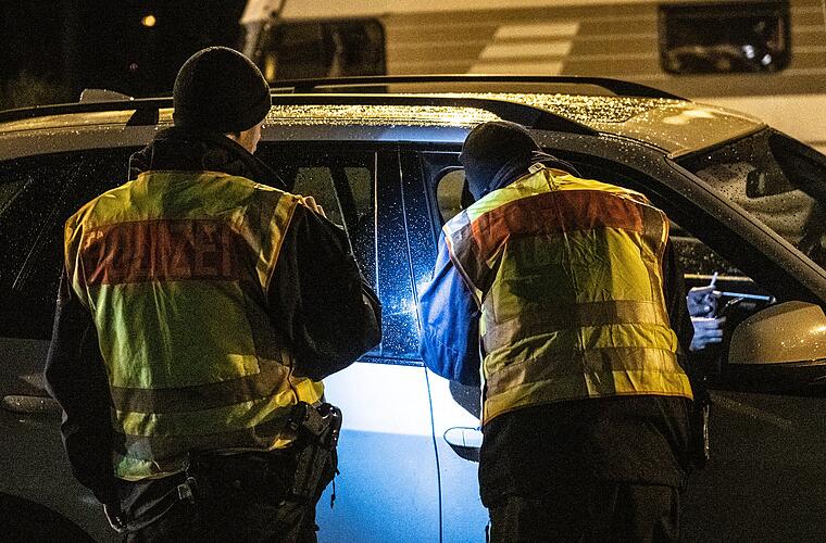 Verkehrskontrolle in Kitzingen: 16-Jähriger im Auto unter Drogeneinfluss - und in Besitz eines Wurfsterns