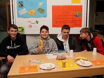 Blick auf die Schüler beim "Bananen-Geschmackstest", der vor der Corona-bedingten Schließung der Schule stattfand. Fotos: Günther Geiling