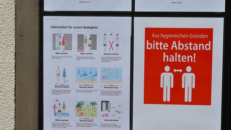 Schilder zeigen die Verhaltensregeln im Ma&szlig;bacher Schwimmbad auf. Foto: Isolde Krapf