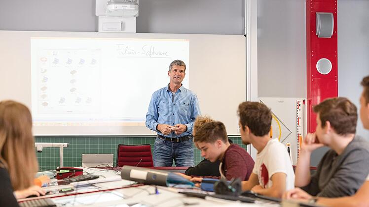 Das digitale Klassenzimmer ist schon Alltag. Es mangelt aber noch an einigen staatlichen Umsetzungen wie beim WLAN.  Foto: KZG