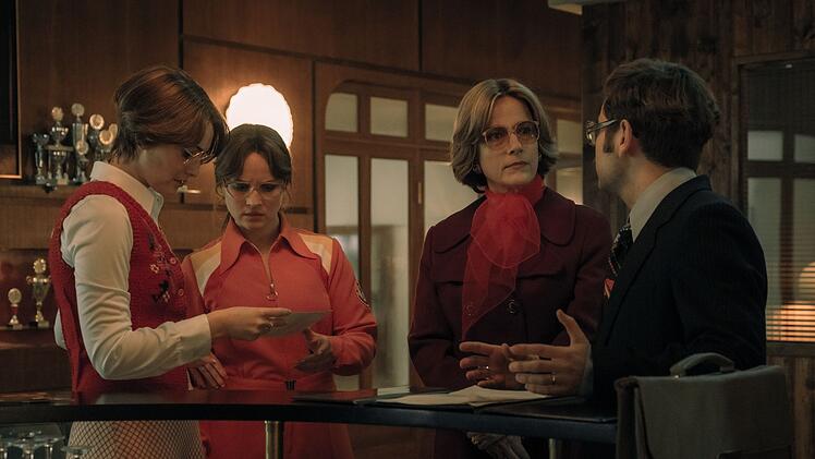 Helga (Maria Ehrich, links), Monika (Sonja Gerhardt) und Caterina (Claudia Michelsen) sind geschockt dar&uuml;ber, dass sie die Tanzschule wom&ouml;glich abgeben m&uuml;ssen.