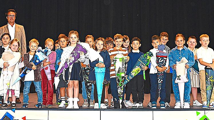 Die Sch&uuml;lerinnen und Sch&uuml;ler der Klasse 1 a mit ihrer Lehrerin Heike Bezold.